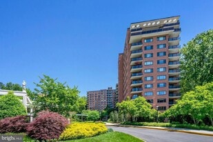 4201 Cathedral Ave NW in Washington, DC - Building Photo