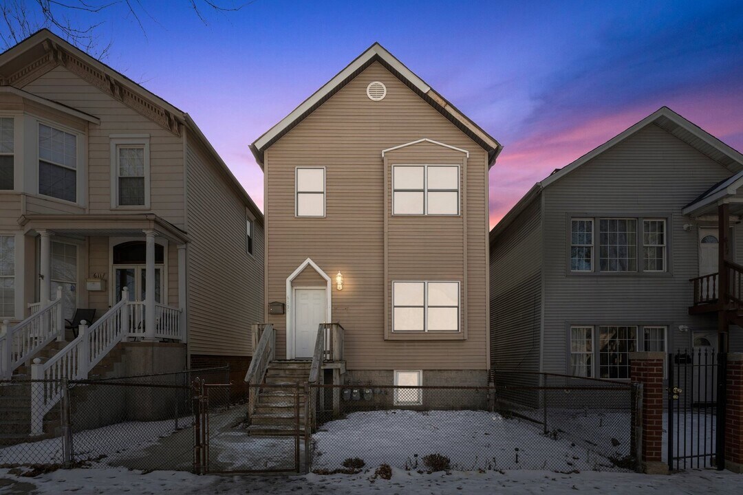 613 W 43rd Pl in Chicago, IL - Building Photo