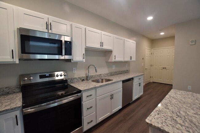 217 Rockingham Rd in Londonderry, NH - Building Photo - Building Photo