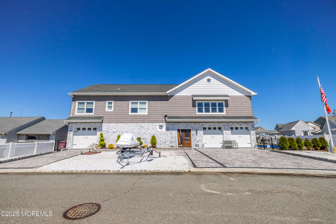 241 Fernwood Dr in Berkeley Township, NJ - Foto de edificio
