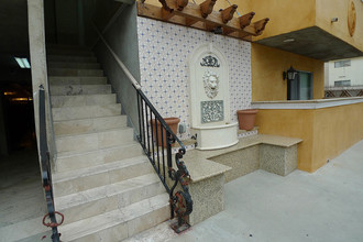 20/20 Villa in Los Angeles, CA - Building Photo - Building Photo