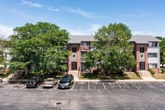 Country Wood Apartment Homes in Naperville, IL - Foto de edificio - Building Photo