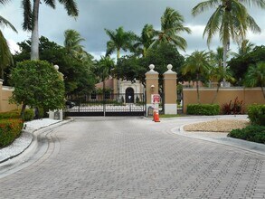 7970 N Nob Hill Rd in Tamarac, FL - Building Photo - Building Photo