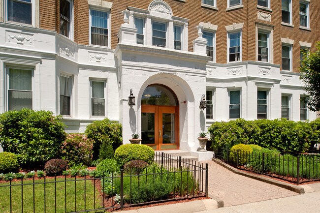 67 Park Dr in Boston, MA - Foto de edificio - Building Photo