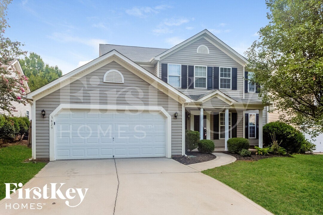 5829 Falls Ridge Ln in Charlotte, NC - Building Photo
