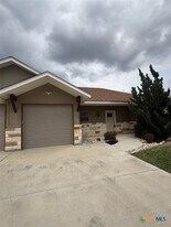 152 Navarro Xing, Unit 3B in Seguin, TX - Building Photo