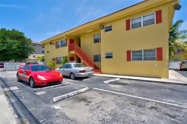 12195 W Dixie Hwy in North Miami, FL - Building Photo - Building Photo