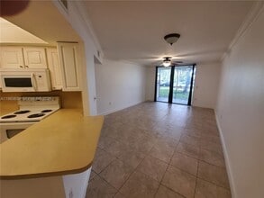 8235 Lake Dr in Doral, FL - Building Photo - Building Photo