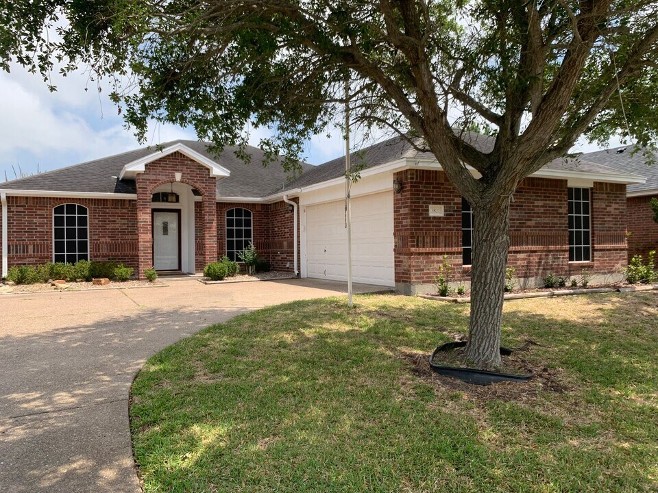3821 Brockhampton Ct in Corpus Christi, TX - Building Photo