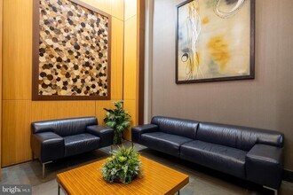 1425 Locust St, Unit 8E in Philadelphia, PA - Building Photo - Building Photo