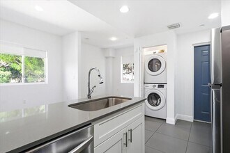 541 NW 33rd St, Unit 5 in Miami, FL - Building Photo - Building Photo