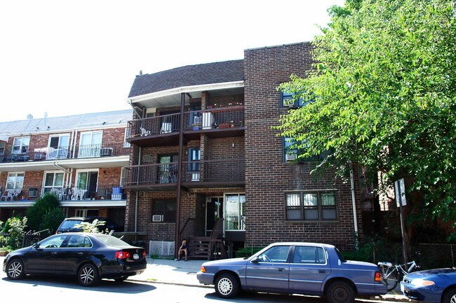 14422 34th Ave in Flushing, NY - Foto de edificio - Building Photo