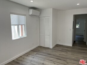5901 1/2 Encino Ave in Los Angeles, CA - Foto de edificio - Building Photo