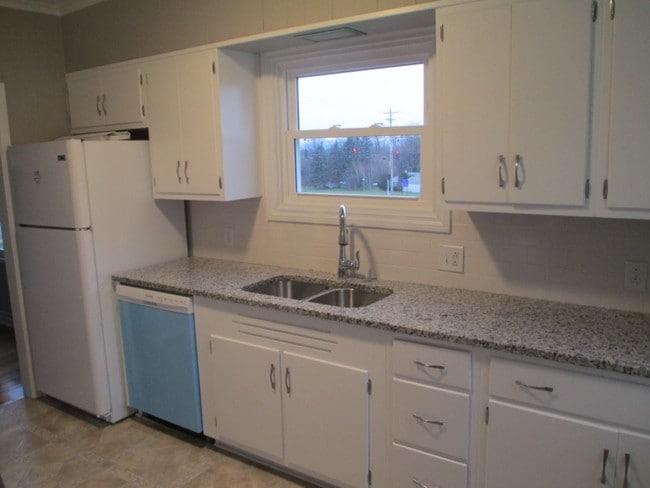 89 Burrstone Rd in New York Mills, NY - Building Photo - Building Photo