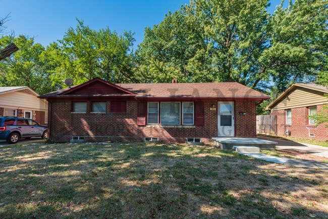 property at 921 S Royal Rd