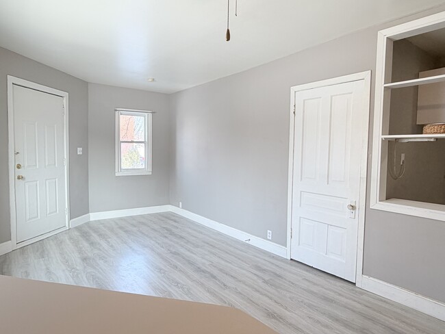 904 Pierre Ave in Windsor, ON - Foto de edificio - Building Photo