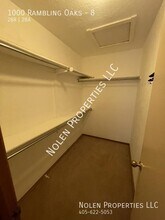 1000 Rambling Oaks Dr in Norman, OK - Building Photo - Building Photo