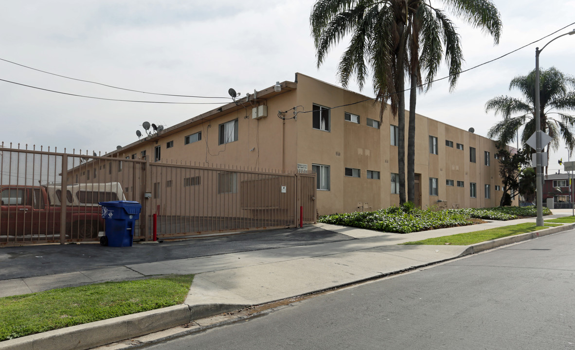 Royal Palms Apartments in Torrance, CA - Building Photo