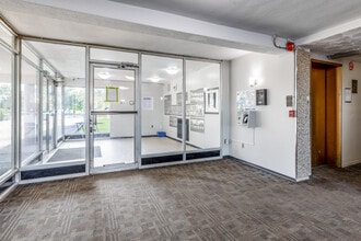 25 Nash Road North in Hamilton, ON - Building Photo - Interior Photo