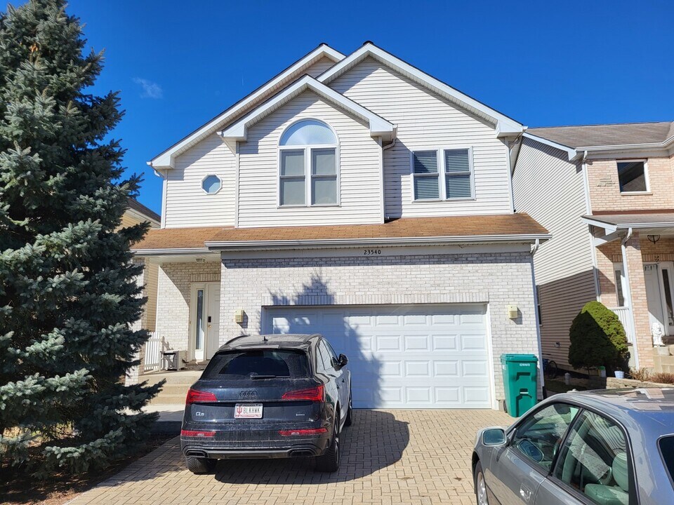 23540 N Melody Ln in Lake Zurich, IL - Building Photo