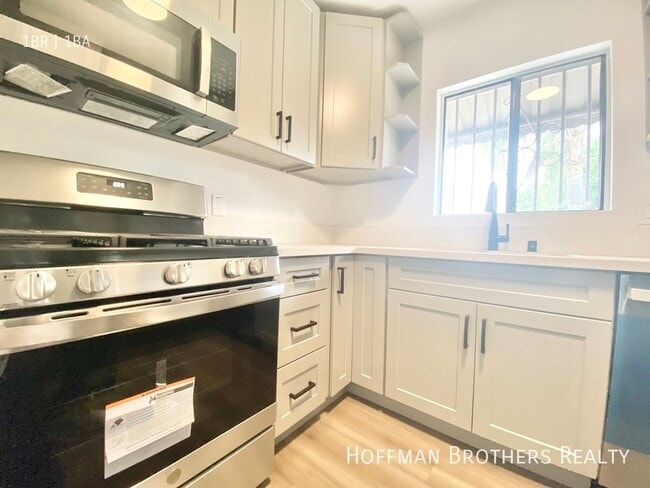 1240 S Bronson Ave in Los Angeles, CA - Building Photo - Building Photo