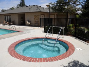 Oak Park in Bakersfield, CA - Foto de edificio - Building Photo