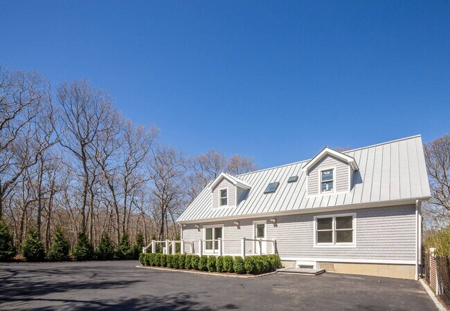 464 Three Mile Harbor Hog Creek Rd in East Hampton, NY - Building Photo - Building Photo