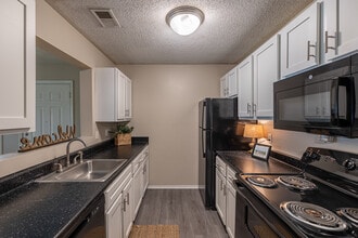 Village Square of Hot Springs in Hot Springs, AR - Building Photo - Interior Photo