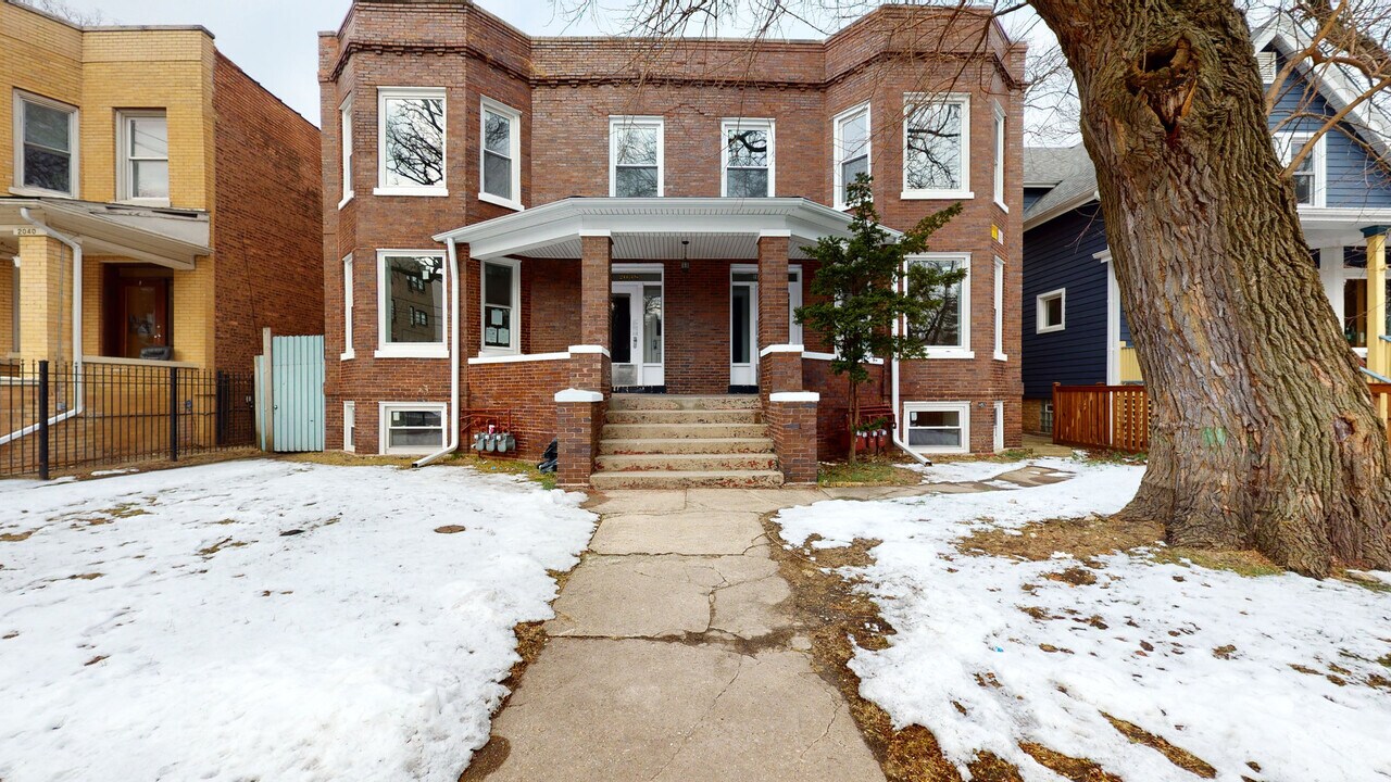 2038 W Estes Ave in Chicago, IL - Building Photo