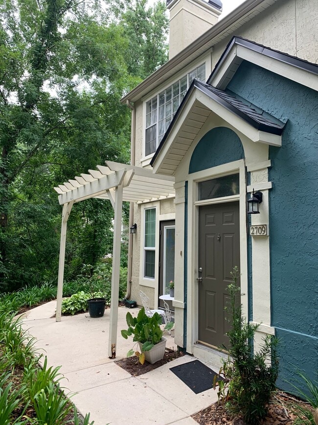 property at 13703 Richmond Park Dr N