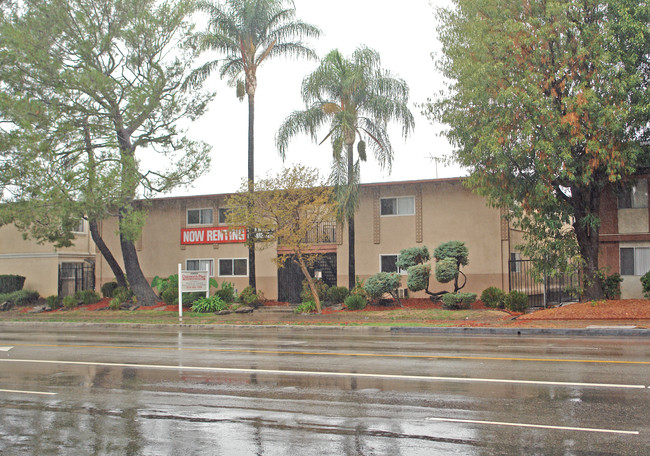 Chatsworth Place in Chatsworth, CA - Foto de edificio - Building Photo