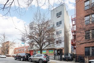 2587-2589 37th St in Long Island City, NY - Foto de edificio - Building Photo