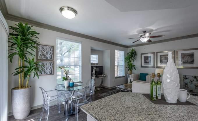 10502 Fountain Lake Dr in Stafford, TX - Building Photo