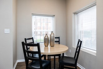 The Flats on 39th in Kansas City, MO - Building Photo - Interior Photo