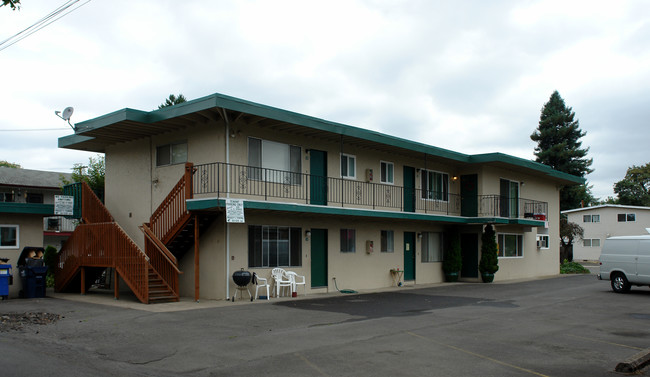 The Holly Apartments in Springfield, OR - Building Photo - Building Photo