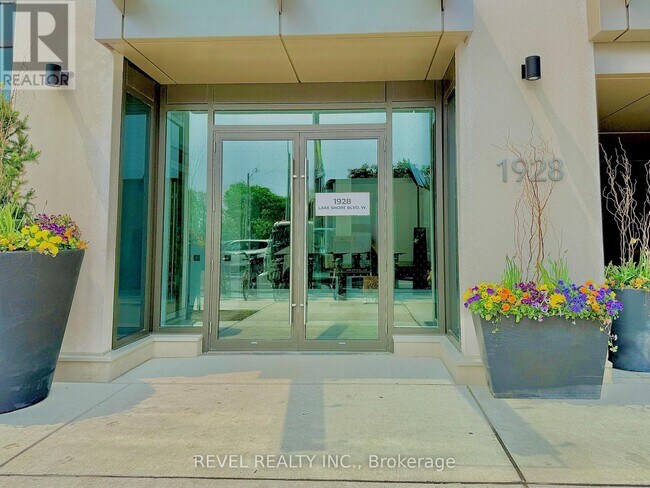 1928-1928 Lake Shore Blvd W in Toronto, ON - Building Photo - Building Photo