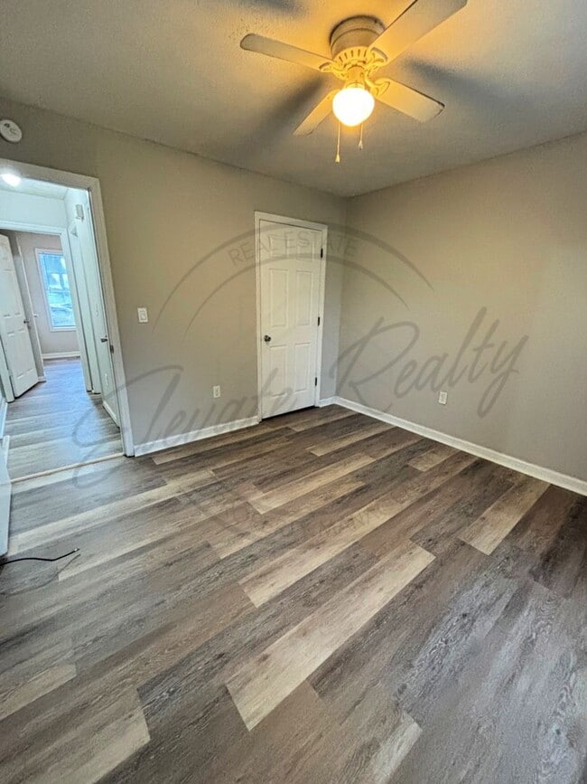 100 Cloverdale Dr in Columbia, TN - Building Photo - Building Photo