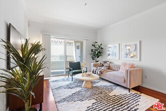 906 Serrano Ave in Los Angeles, CA - Building Photo - Building Photo