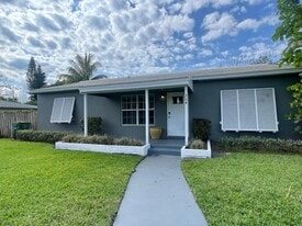 204 SE 2nd Ave in Boynton Beach, FL - Building Photo