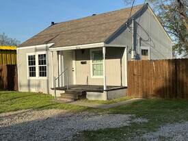 305 S 3rd St in Garland, TX - Building Photo