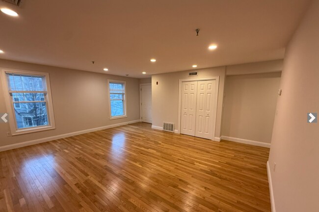 135 Calumet St, Unit 2 in Boston, MA - Foto de edificio - Building Photo