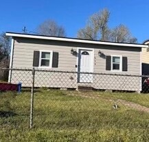 919 Sam Houston St in Liberty, TX - Building Photo