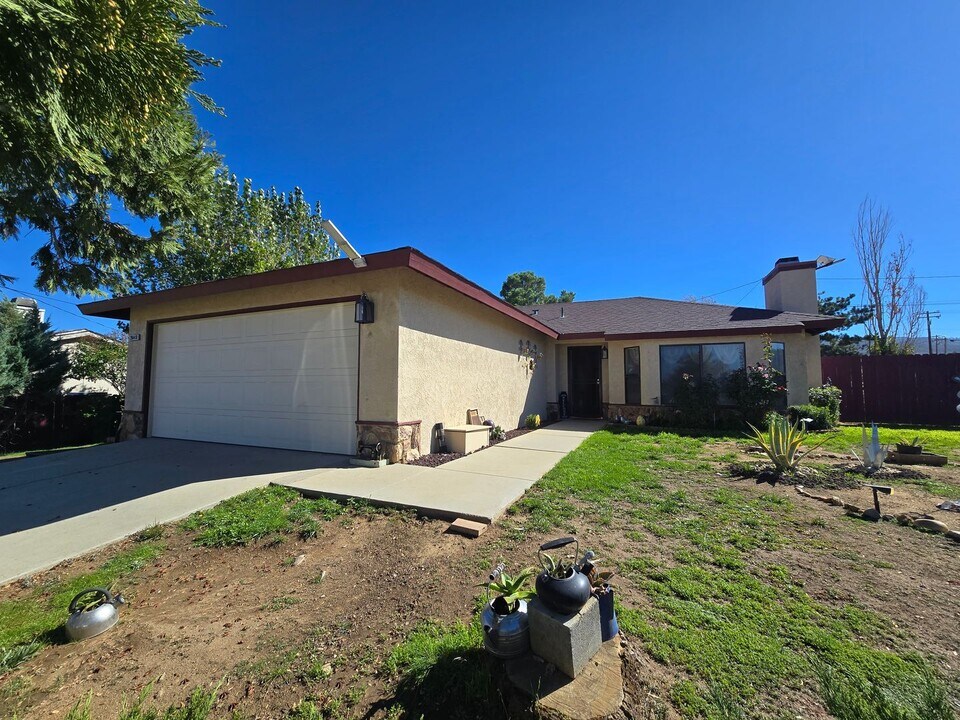 21140 Woodford-Tehachapi Rd in Tehachapi, CA - Building Photo