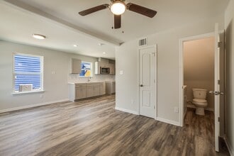 110 N Burr St, Unit A in Houston, TX - Building Photo - Building Photo
