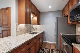 25309 Plantation Dr NE in Atlanta, GA - Building Photo - Building Photo