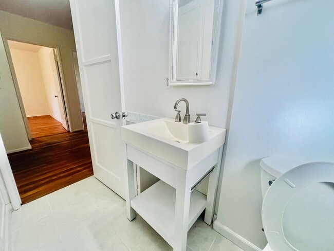 7056 Lasaine Ave in Los Angeles, CA - Building Photo - Building Photo