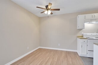 1300 Baker Ave in Bryan, TX - Building Photo - Building Photo