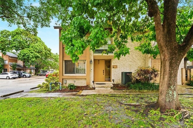 64 Wimbledon Lakes Dr in Plantation, FL - Foto de edificio - Building Photo