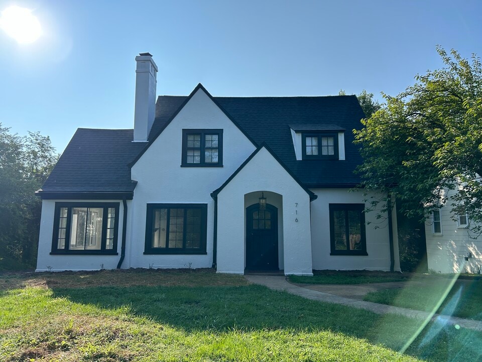 716 Riverside Dr in Lynchburg, VA - Foto de edificio
