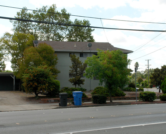 2244 Mission Blvd in Santa Rosa, CA - Foto de edificio - Building Photo